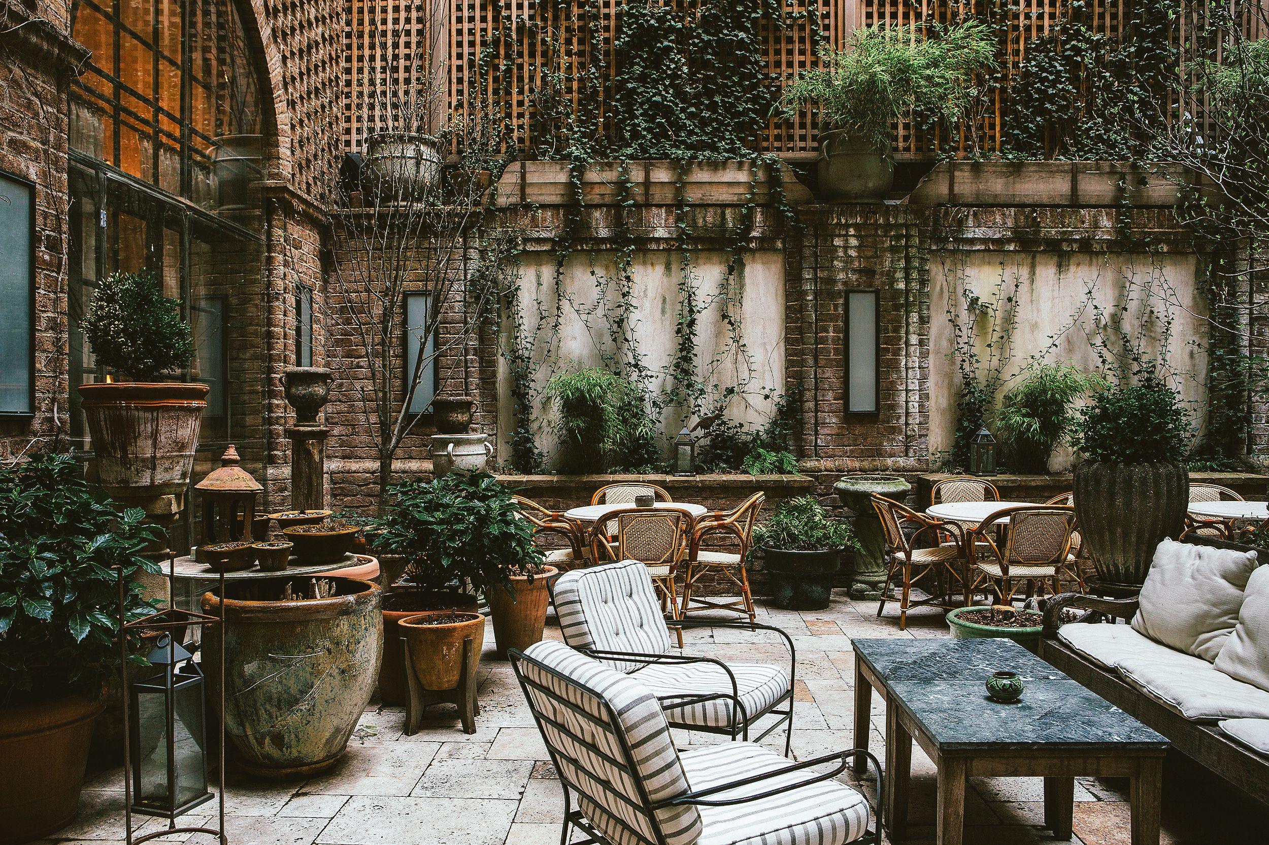 Jardín del hotel Greenwich Hotel Tribeca Penthouse, estilo natural japonés Wabi Sabi.